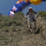 VTT Red Bull : Une descente en montagne