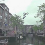 BMX : Backflip par dessus le canal d’Amsterdam