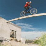 Danny MacAskill réalise le premier Bump-Front Flip au monde