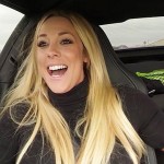 Réaction d’une femme à l’accélération de la Corvette C7 Z06