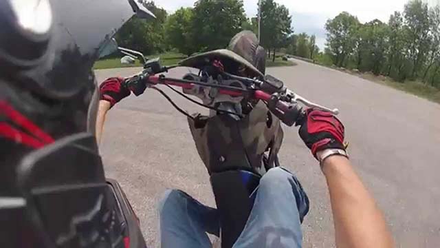 Stunt moto en Derbi 50cc