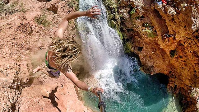 plongeon dans les chutes d'eau d'Havasu