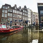 Marc Kroon fait du Wakeboard dans le canal d’Amsterdam