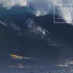 Énorme vague sur le spot de Jaws à Maui !