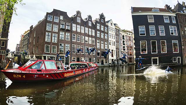 Wakeboard dans le canal d'Amsterdam
